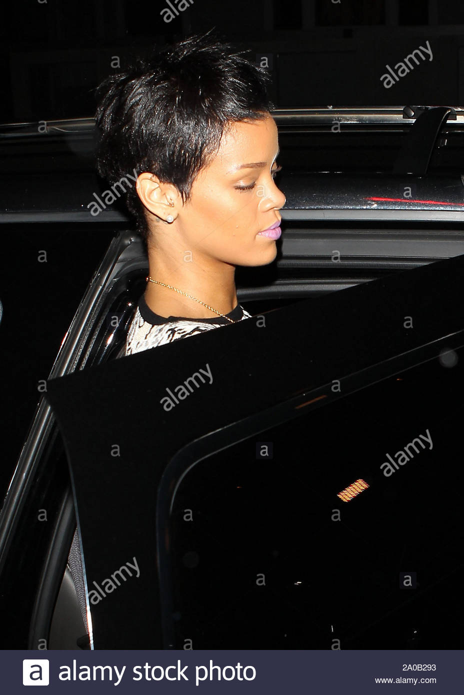 Santa Monica Ca Chaos Ensues As Rihanna Leaves Gb Restaurant In