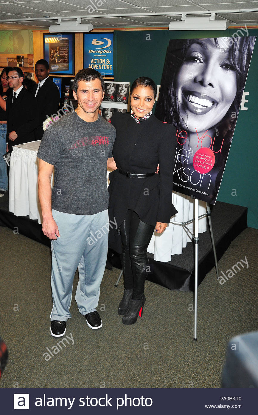 New York Ny Janet Jackson Poses For Pictures At Barnes Noble