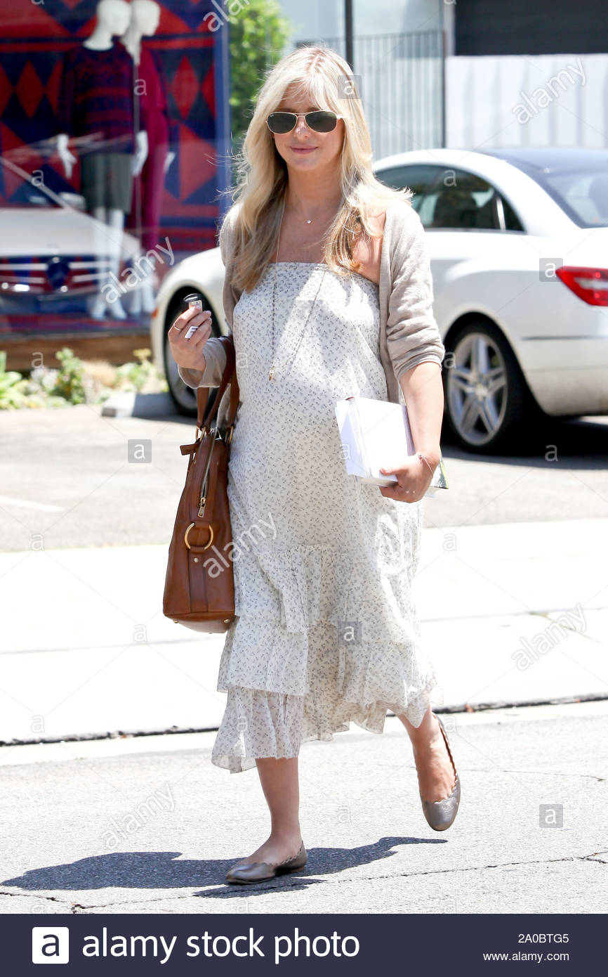 West Hollywood Ca Pregnant Sarah Michelle Gellar Looked Happy