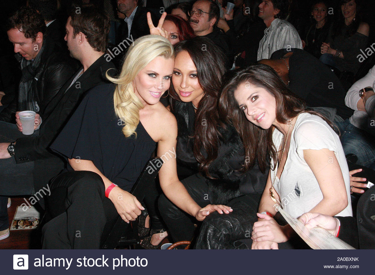 Hollywood Ca Jenny Mccarthy Strikes A Pose With Cheryl Burke