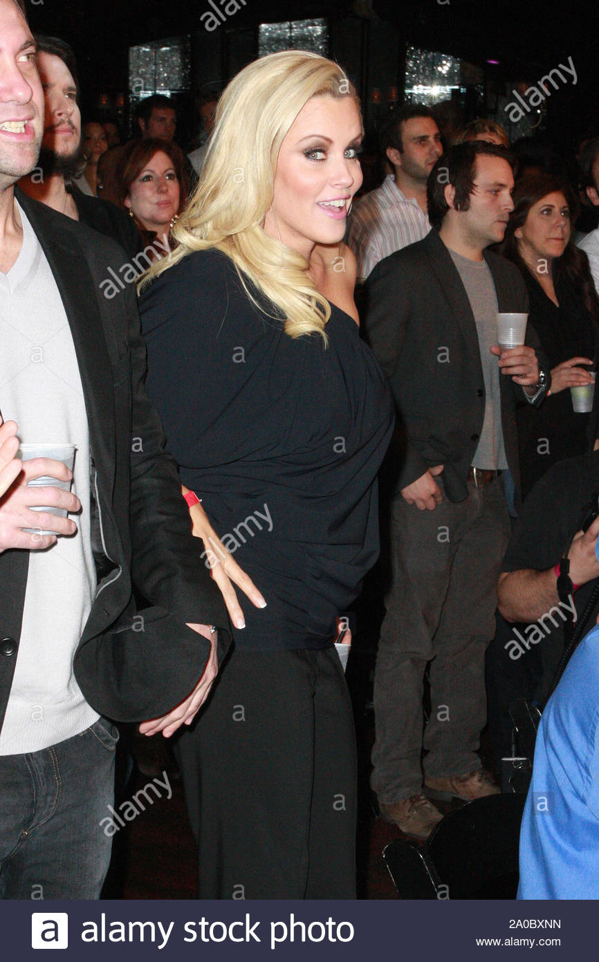 Hollywood Ca Jenny Mccarthy Strikes A Pose With Cheryl Burke
