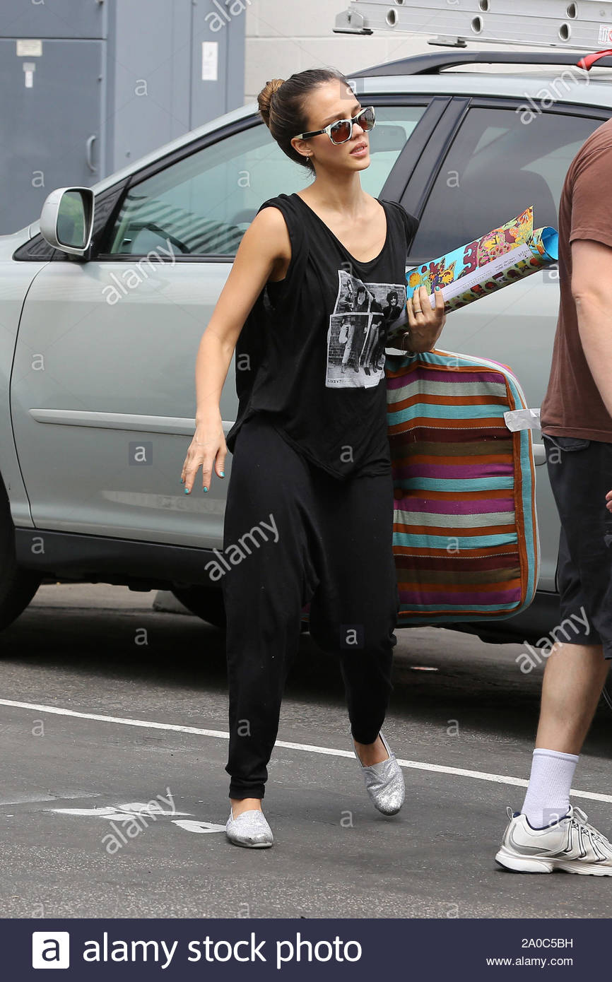 Santa Monica Ca Cute Honor Marie Helps Her Mother Jessica Alba