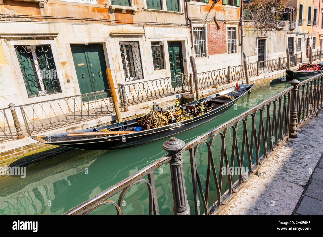 Flowers on gondola venice italy hi-res stock photography and images - Alamy