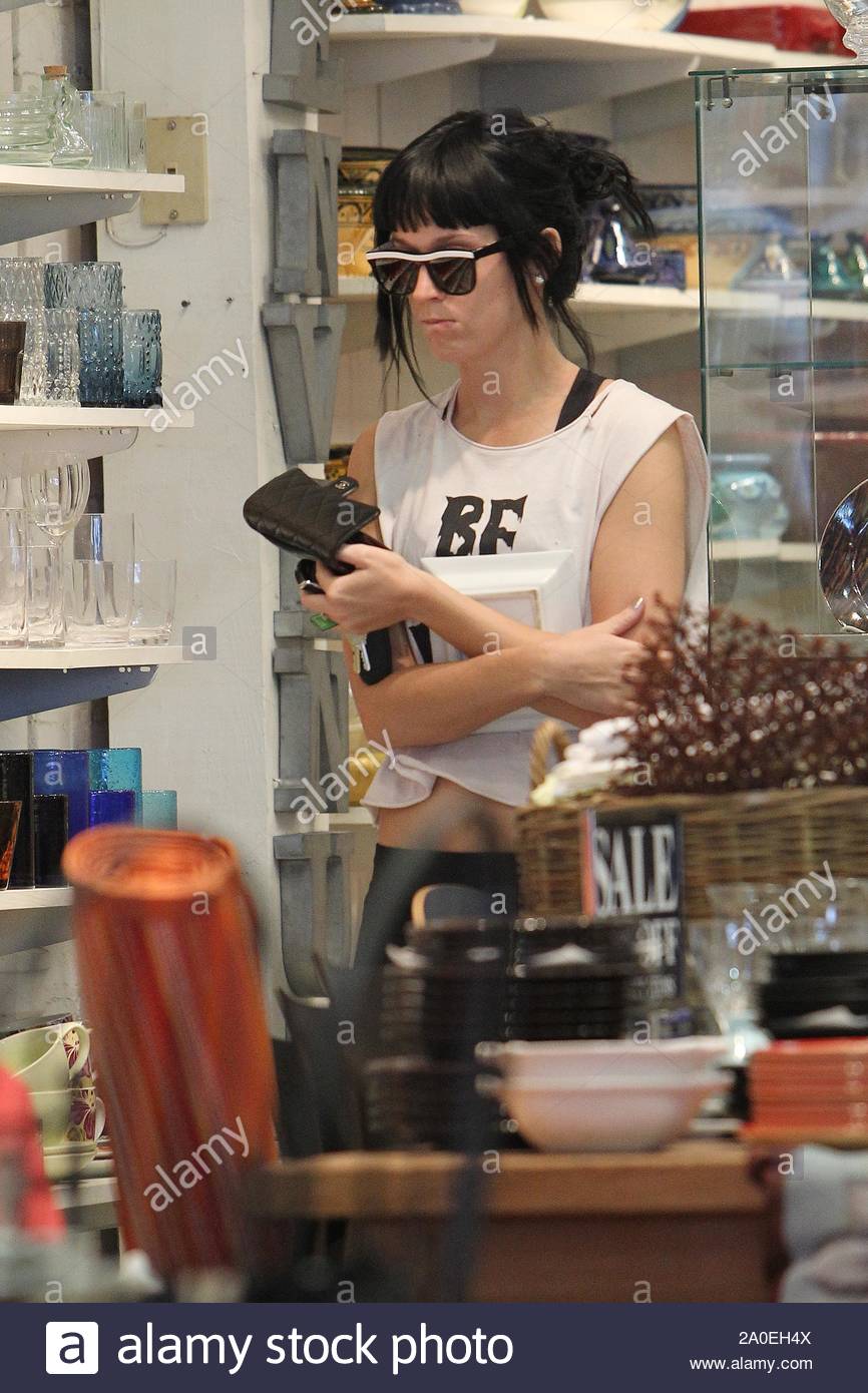 Los Angeles Ca Katy Perry Is Out And About Taking Care Of