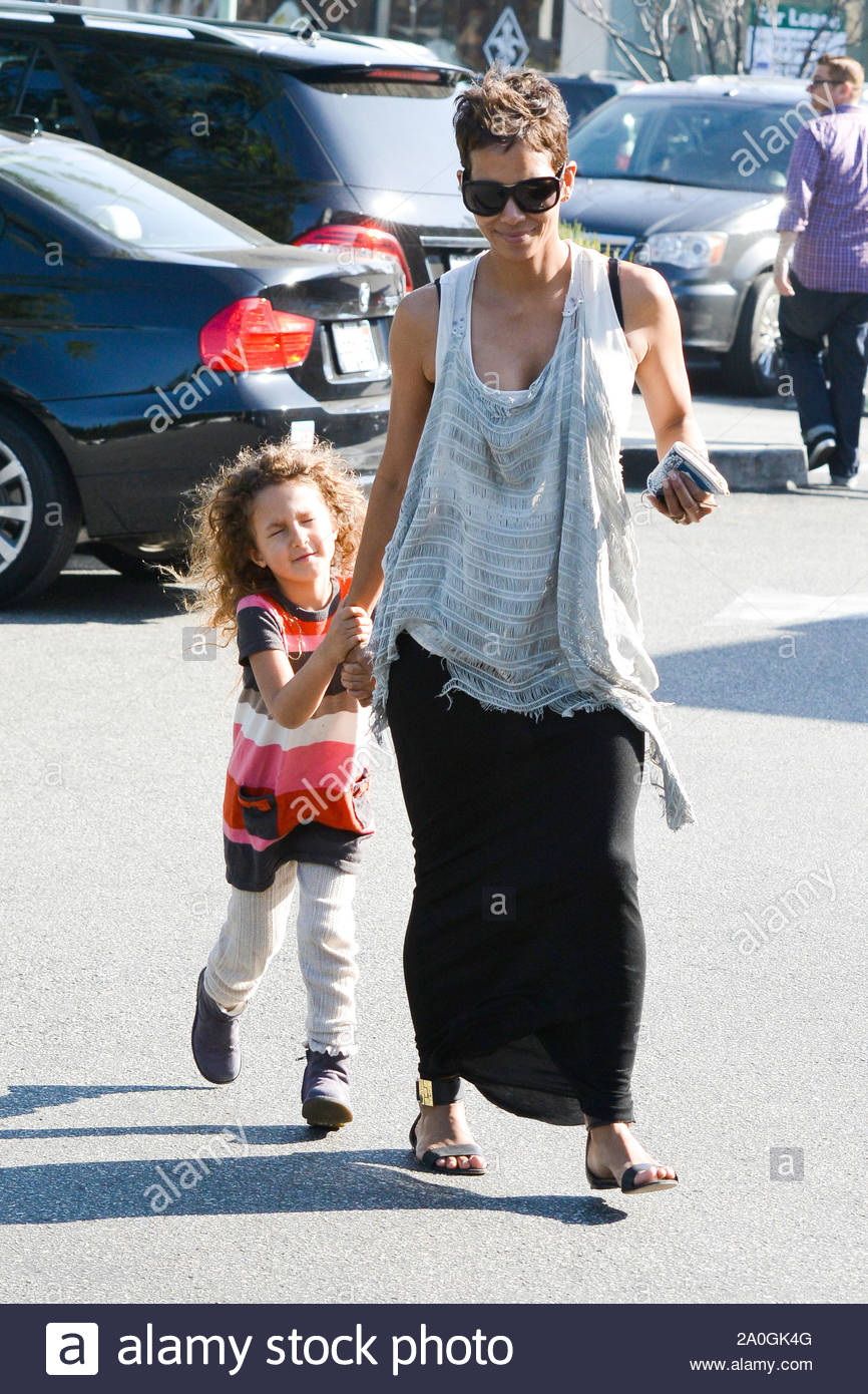 Los Angeles Ca Halle Berry And Nahla Do Some Grocery Shopping At Bristol Farms After Nahla Got Out Of School Today The Mother Daughter Pair Walked Hand In Hand Into The Store