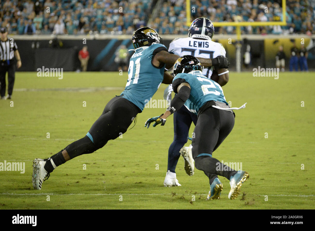 Titans Dexter McCluster dives for a 25-yard touchdown