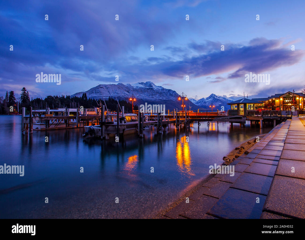 beautiful scenic of lake wakatipu queenstown south island new zealand ...