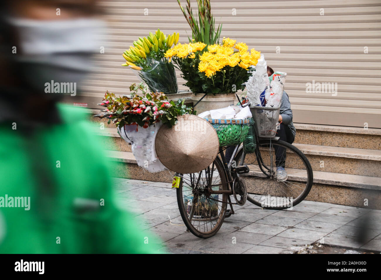 A street vendor selling flowers on a bicycle in Hanoi, Vietnam Stock Photo