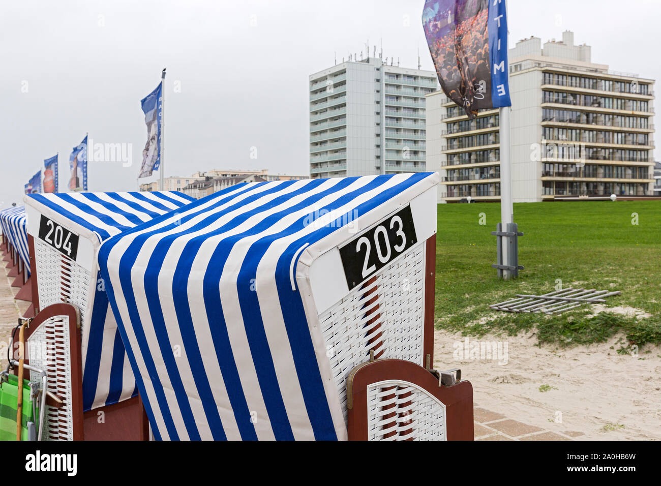 Norderney; Kaiserwiese, Promenade, Strandkörbe, Hochhaus Stock Photo