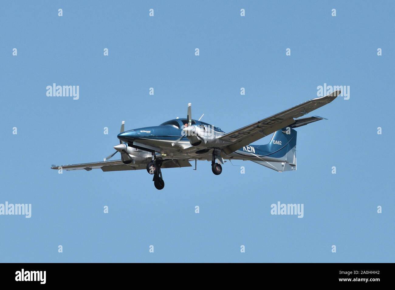 Light twin engine aircraft hires stock photography and images Alamy