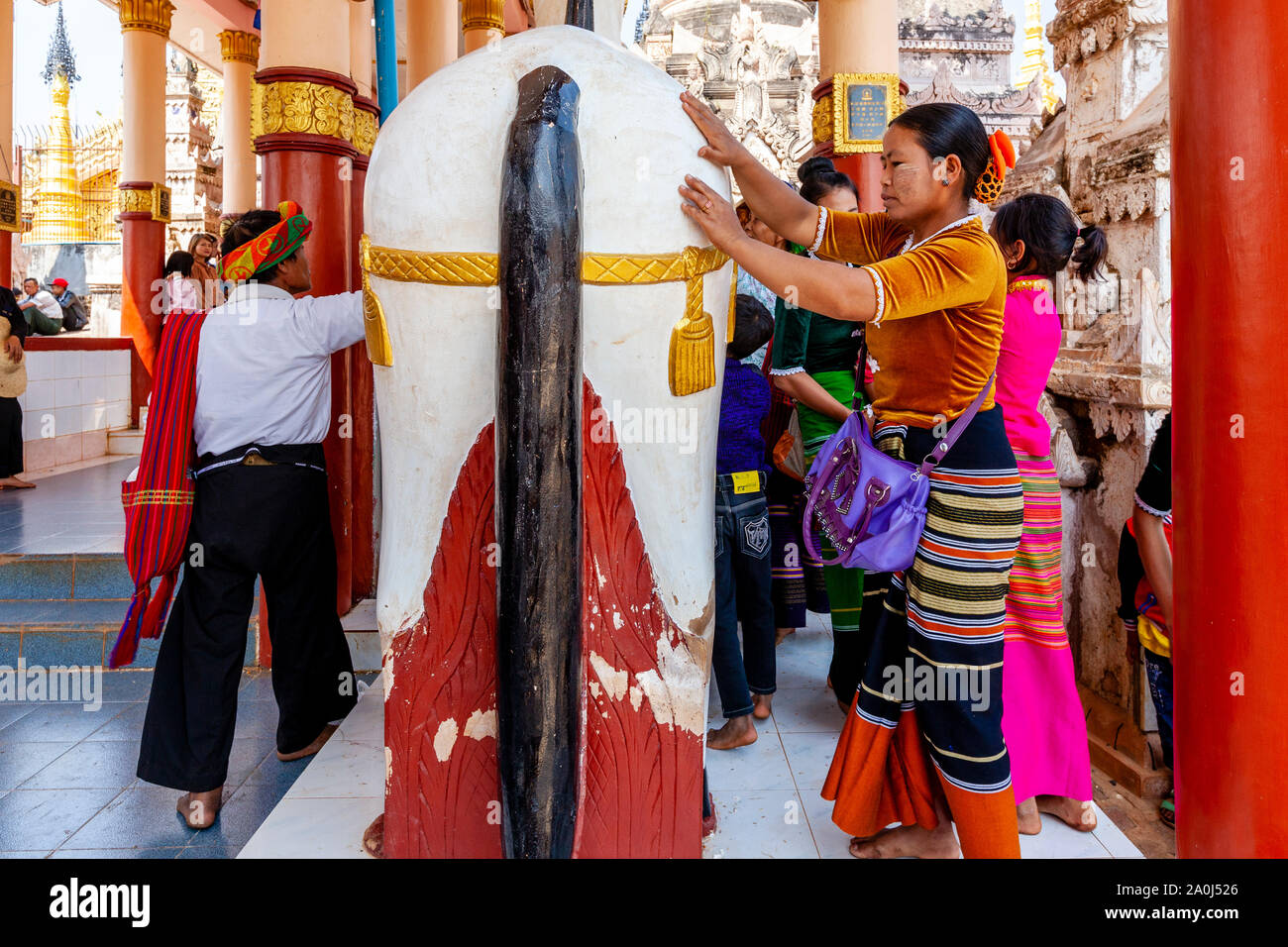 People From The Pa’O Ethnic Group At The Kakku Pagodas Religious Site ...