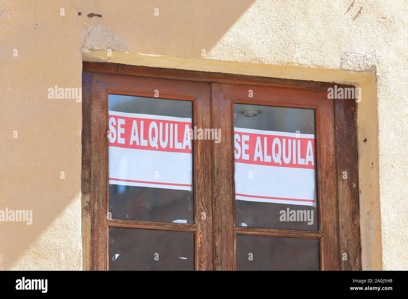 House for rent sign real estate Spain. Translation for Spanish - For lease  Stock Photo - Alamy