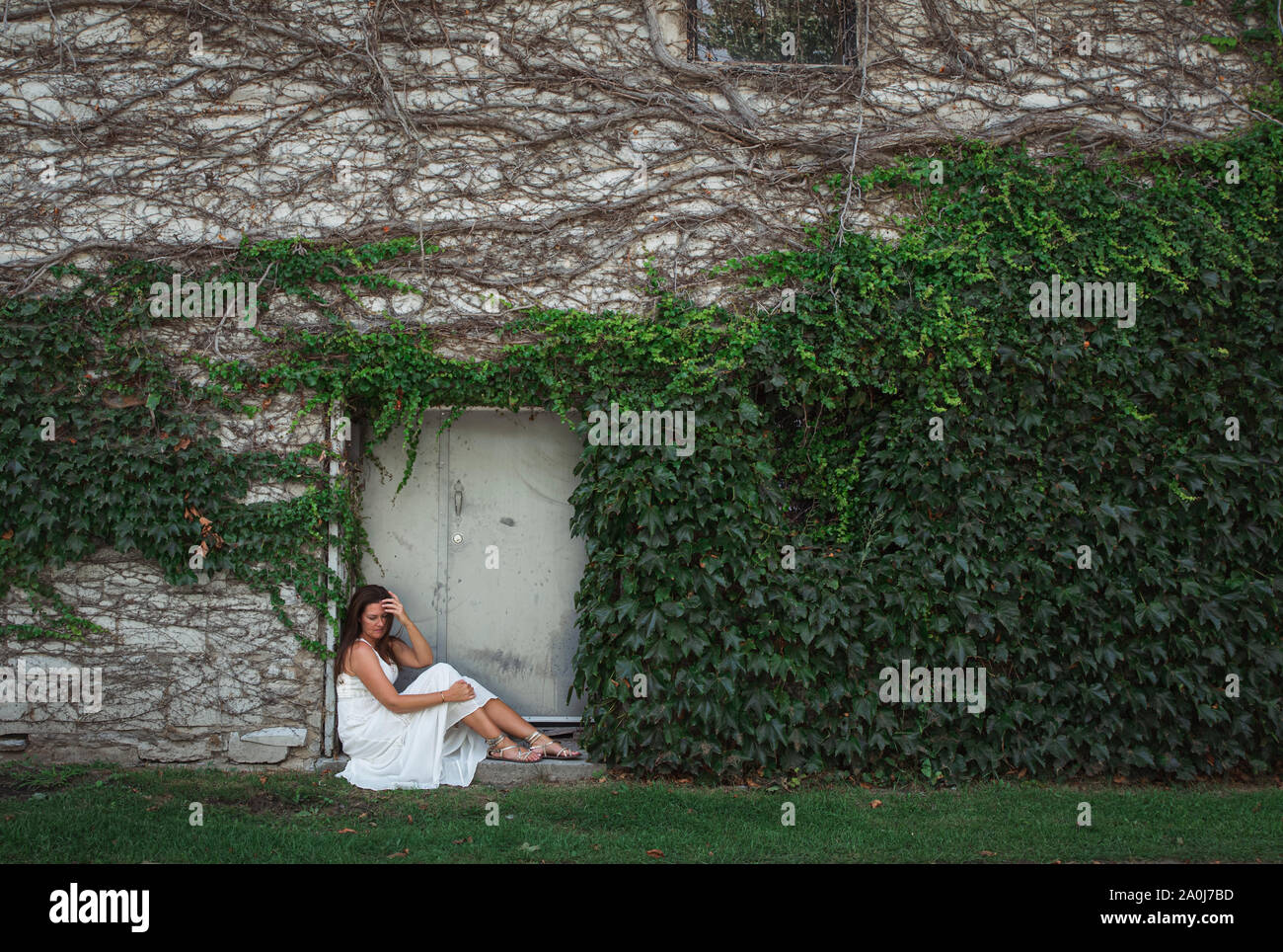 Woman sitting wall relaxed hi-res stock photography and images - Alamy