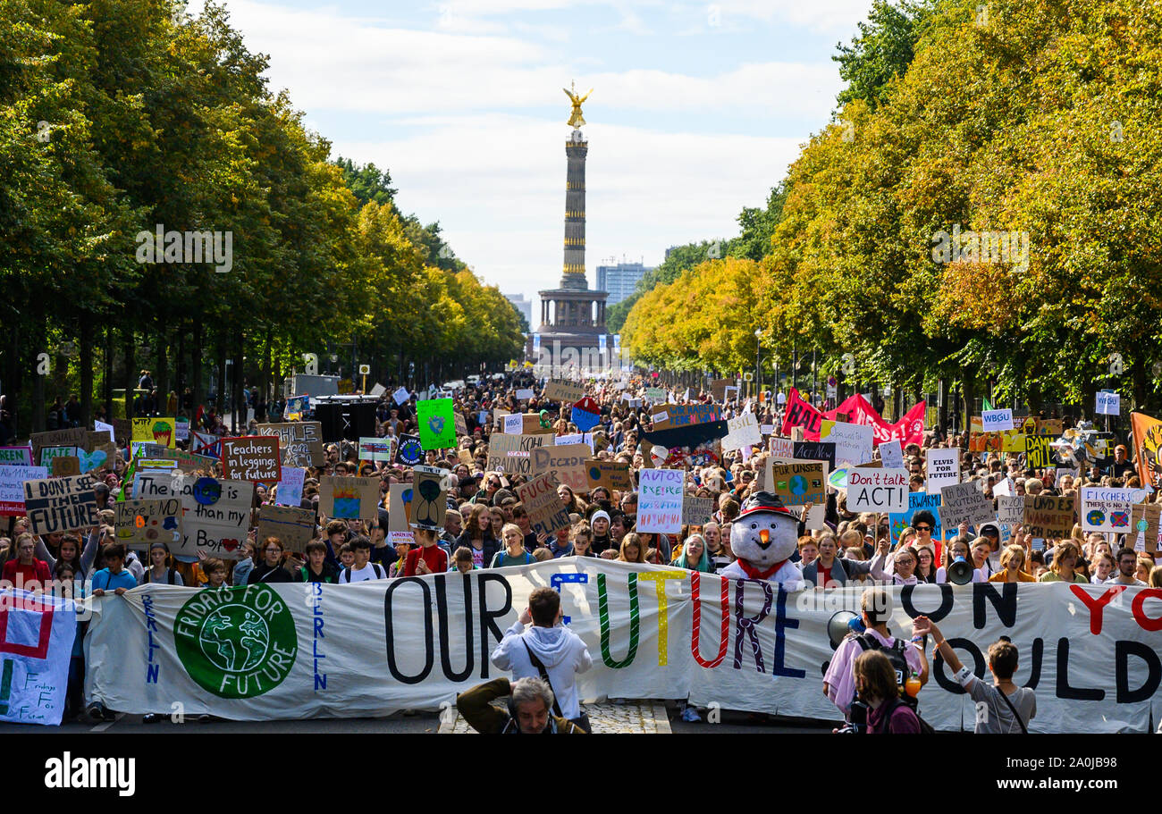 Berlin, Germany. 20th Sep, 2019. Demonstrators carry banners and ...