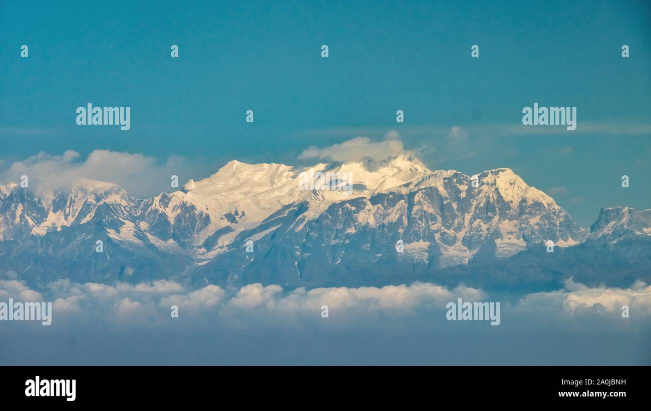 Peaks in nepal hi-res stock photography and images - Alamy