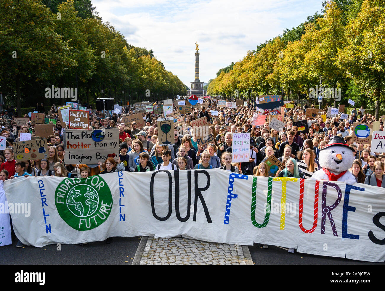 Berlin, Germany. 20th Sep, 2019. Demonstrators carry banners and ...