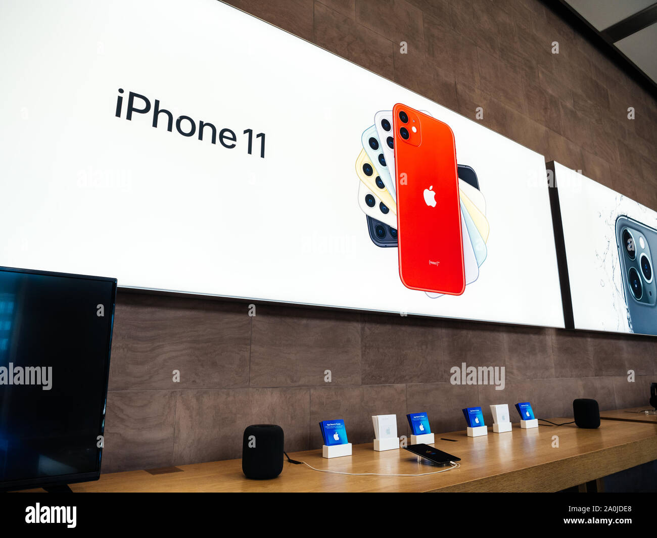 Apple Iphone Advertising High Resolution Stock Photography And Images Alamy