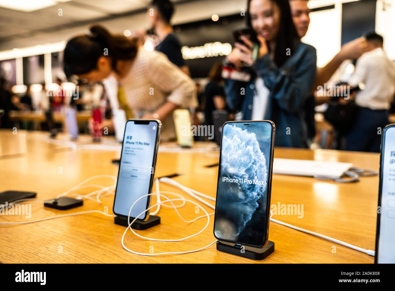 Aventura, Florida, USA - September 20, 2019: Apple store in Aventura Mall  on first day of officially started selling the iPhone 11, iPhone 11 Pro and  Stock Photo - Alamy