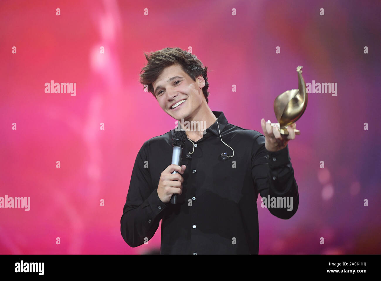Leipzig, Germany. 20th Sep, 2019. The singer Wincent Weiss receives his award in the category 'Music' at the television gala 'Goldene Henne'. A total of 53 nominees from show business, society and sport can hope for the award. The Golden Hen is dedicated to the GDR entertainer Hahnemann, who died in 1991. Credit: Hendrik Schmidt/dpa-Zentralbild/dpa/Alamy Live News Stock Photo