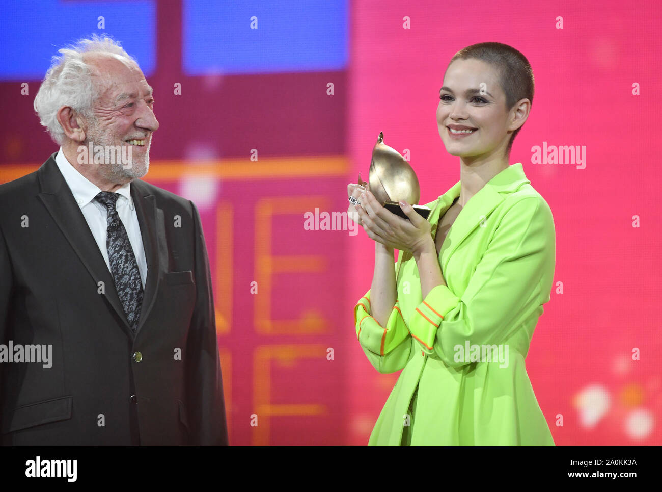 Leipzig, Germany. 20th Sep, 2019. The actress Emilia Schüle receives her award in the category 'acting' from Didi Hallervorden at the television gala 'Goldene Henne'. A total of 53 nominees from show business, society and sport can hope for the award. The Golden Hen is dedicated to the GDR entertainer Hahnemann, who died in 1991. Credit: Hendrik Schmidt/dpa-Zentralbild/dpa/Alamy Live News Stock Photo