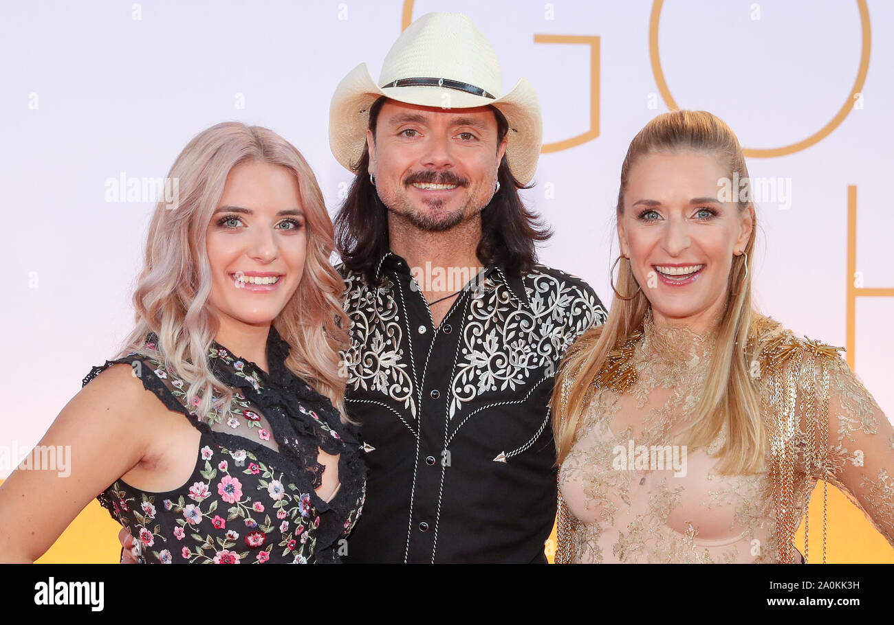 Leipzig, Germany. 20th Sep, 2019. Singer Stefanie Hertel (r) comes with her husband Lanny Lanner and her daughter Johanna to the television gala 'Goldene Henne'. A total of 53 nominees from show business, society and sport can hope for the award. The Golden Hen is dedicated to the GDR entertainer Hahnemann, who died in 1991. Credit: Jan Woitas/dpa-Zentralbild/dpa/Alamy Live News Stock Photo
