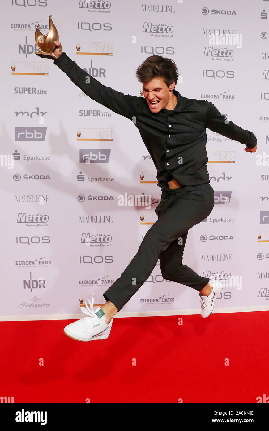 Leipzig, Germany. 20th Sep, 2019. Wincent Weiss, singer, comes after his award with the 'Golden Henne' to a photo session. A total of 53 nominees from show business, society and sport can hope for the award. The Golden Hen is dedicated to the GDR entertainer Hahnemann, who died in 1991. Credit: Jan Woitas/dpa-Zentralbild/dpa/Alamy Live News Stock Photo