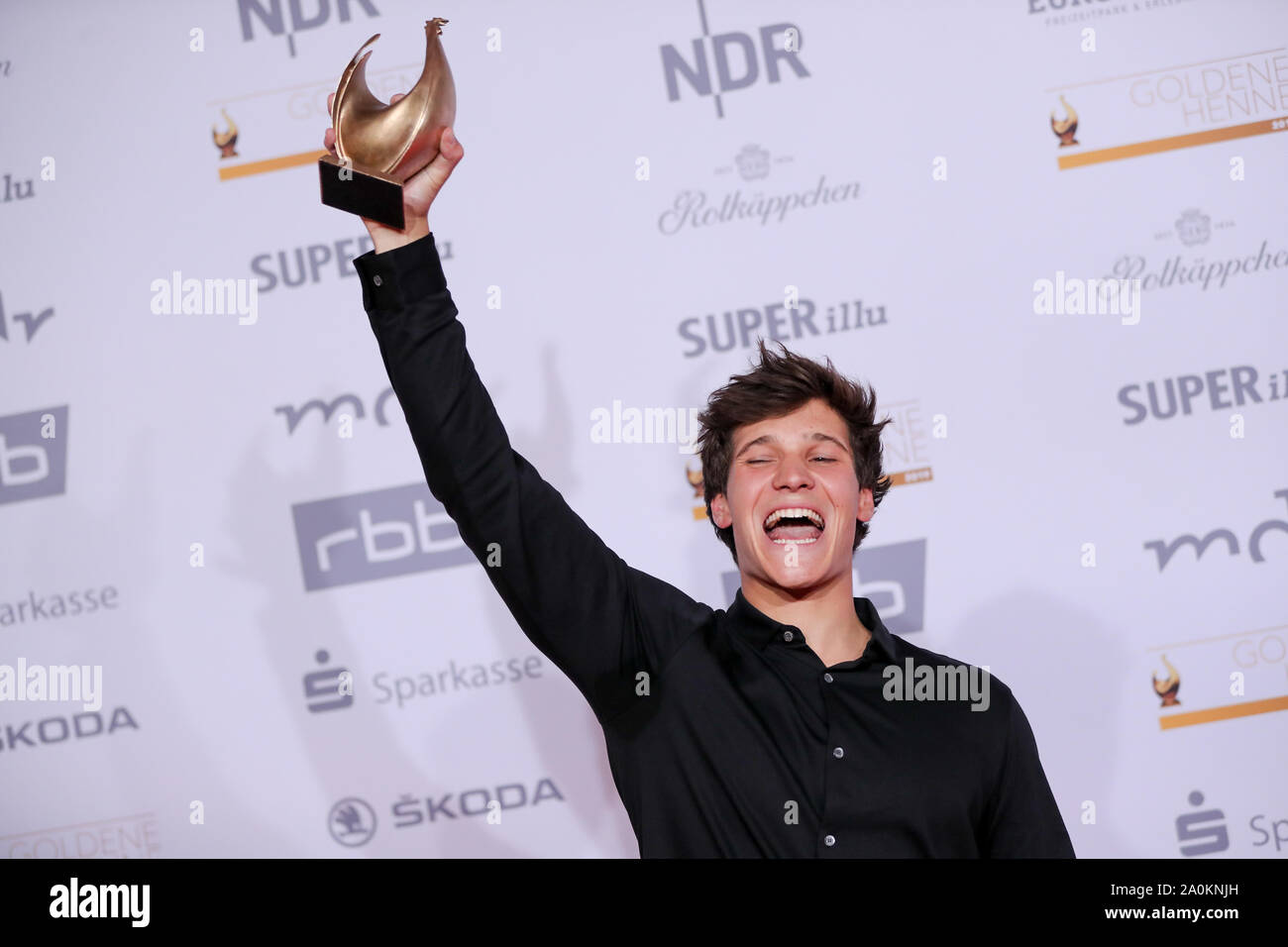 Leipzig, Germany. 20th Sep, 2019. Wincent Weiss, singer, comes after his award with the 'Golden Henne' to a photo session. A total of 53 nominees from show business, society and sport can hope for the award. The Golden Hen is dedicated to the GDR entertainer Hahnemann, who died in 1991. Credit: Jan Woitas/dpa-Zentralbild/dpa/Alamy Live News Stock Photo