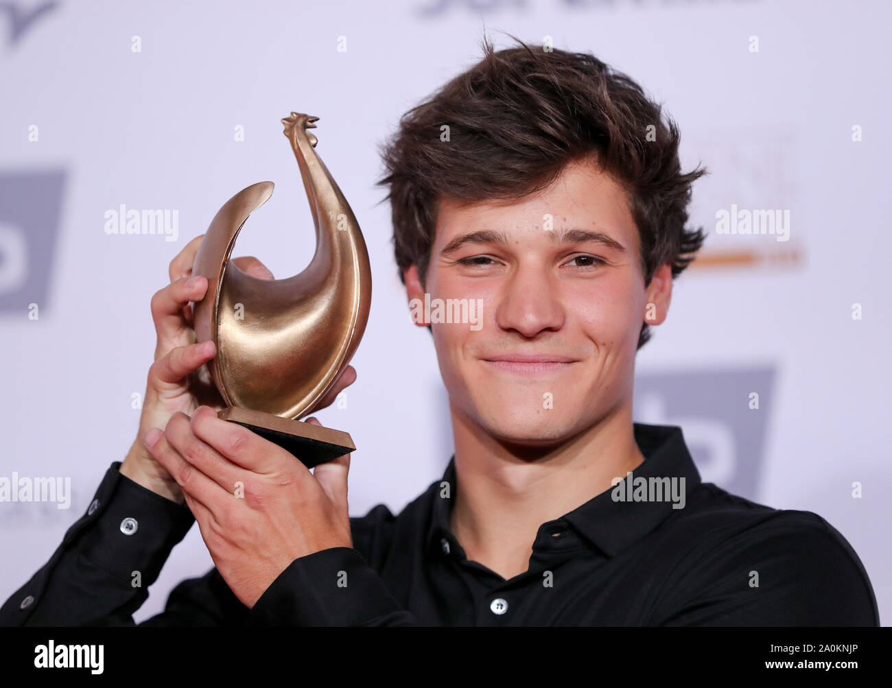 Leipzig, Germany. 20th Sep, 2019. Wincent Weiss, singer, comes after his award with the 'Golden Henne' to a photo session. A total of 53 nominees from show business, society and sport can hope for the award. The Golden Hen is dedicated to the GDR entertainer Hahnemann, who died in 1991. Credit: Jan Woitas/dpa-Zentralbild/dpa/Alamy Live News Stock Photo