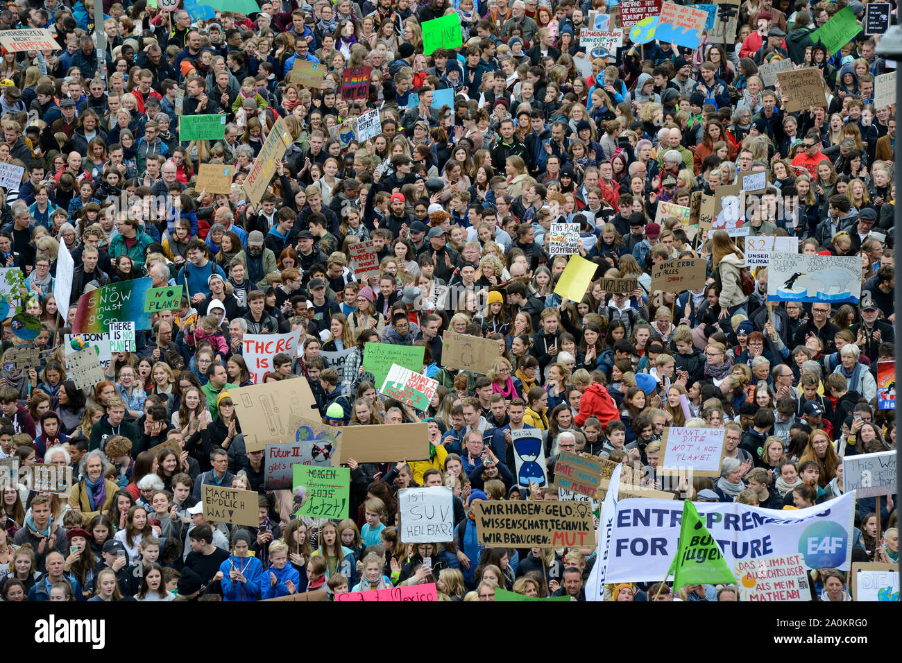 GERMANY, Hamburg city, Fridays for future, climate movement of pupils for climate protection and environment protection, school strike and rally with 70.000 protesters at Jungfernstieg 20. Sep 2019, Skolstrejk för klimatet was started by swedish pupil Greta Thunberg in Stockholm Stock Photo