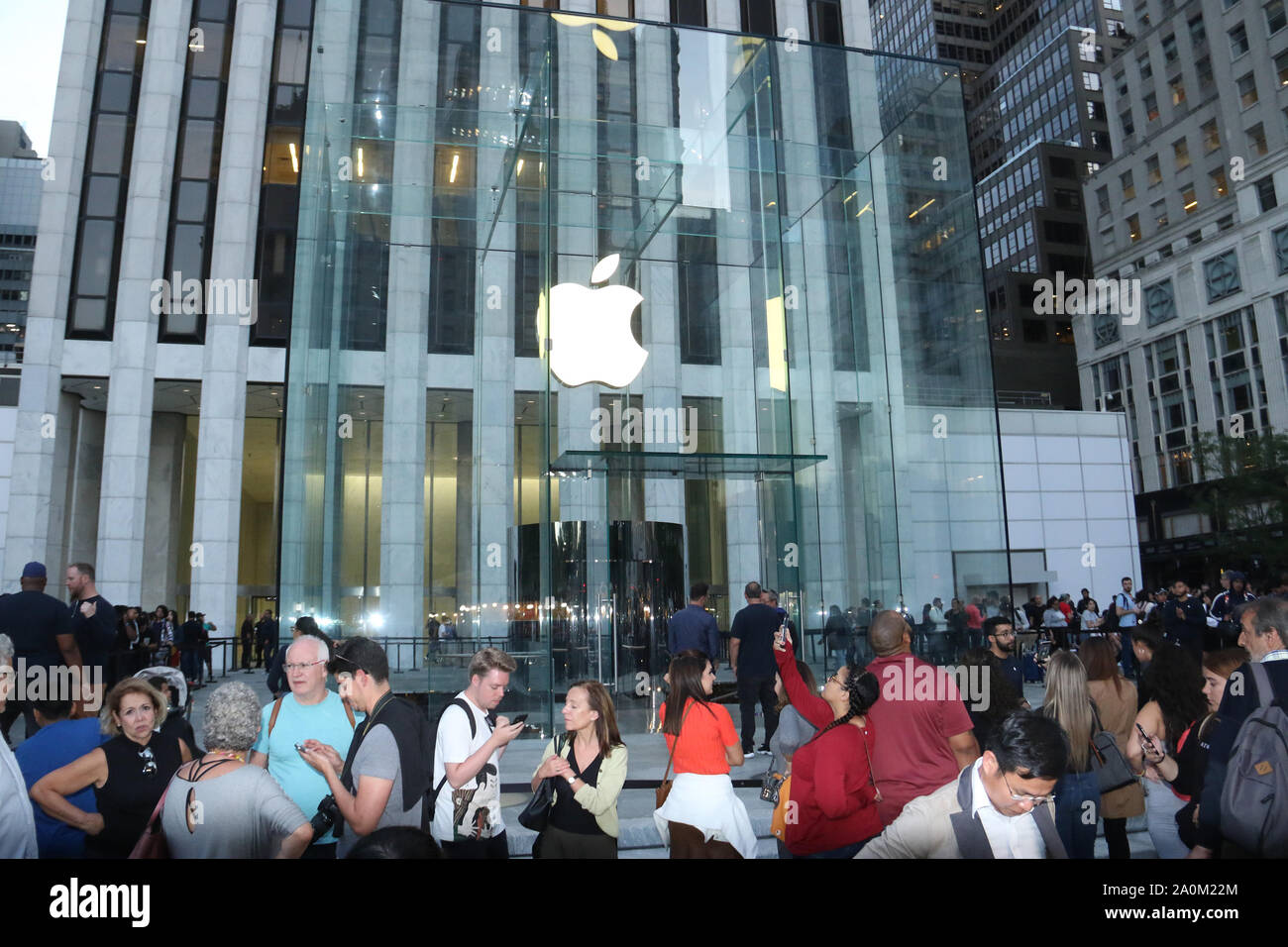 Aventura, Florida, USA - September 20, 2019: Apple store in Aventura Mall  on first day of officially started selling the iPhone 11, iPhone 11 Pro and  Stock Photo - Alamy