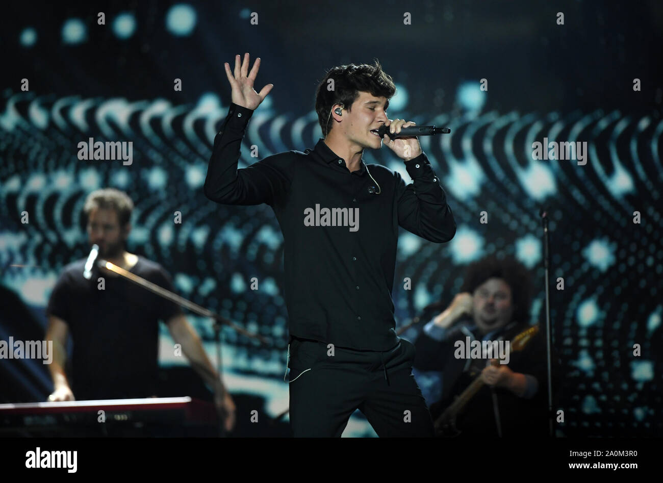 Leipzig, Germany. 20th Sep, 2019. The German pop singer Wincent Weiss is on stage during the television gala "Goldene Henne" in Leipzig. A total of 53 nominees from show business, society and sport can hope for the award. The Golden Hen is dedicated to the GDR entertainer Helga Hahnemann, who died in 1991. The Audience Award is presented annually by Mitteldeutscher Rundfunk (MDR), Rundfunk Berlin-Brandenburg (RBB) and the magazine Super-Illu. Credit: Hendrik Schmidt/dpa-Zentralbild/ZB/dpa/Alamy Live News Stock Photo