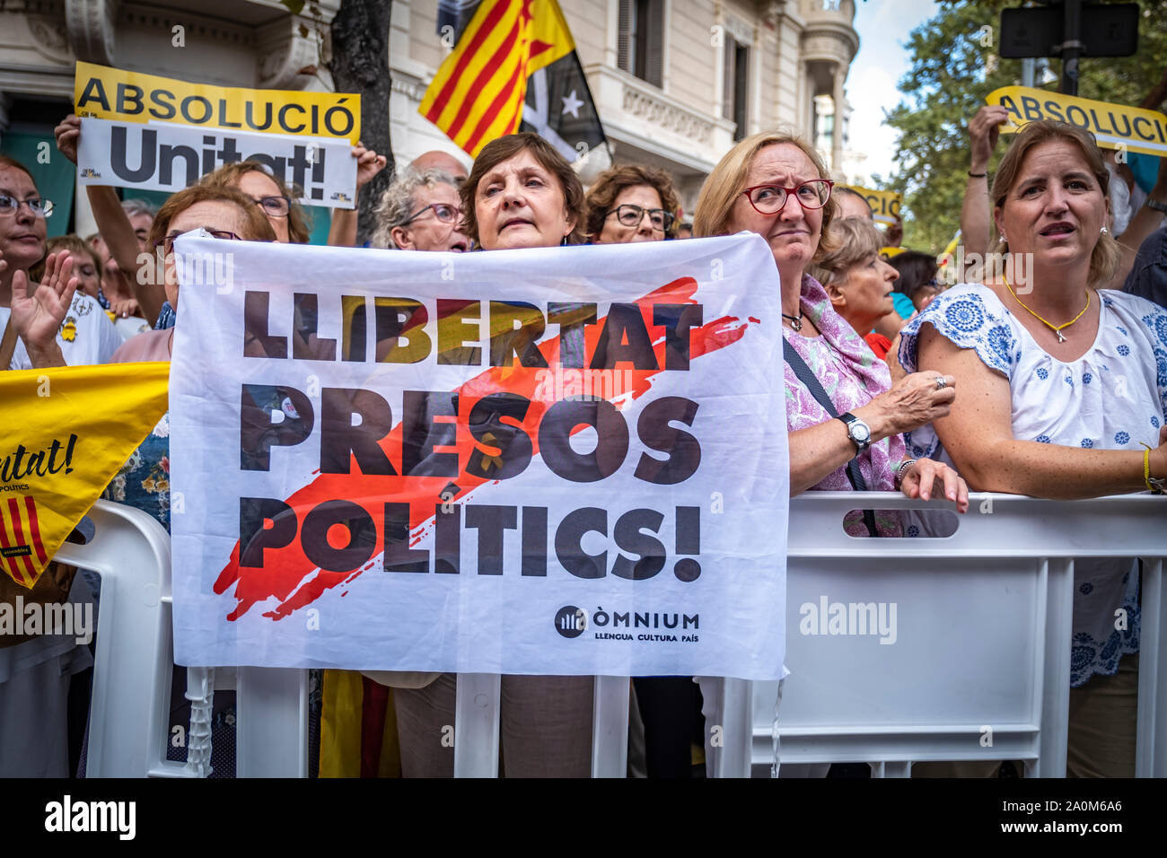 Barcelona, Spain. 20th Sep, 2019. A protester holds a placard asking for the freedom of Catalan political prisoners during the demonstration.Summoned by the cultural entity 'mnium hundreds of people remember the 20-N two years ago when the Spanish Civil Guard police, registered the headquarters of the economy of Catalonia. The 20-N concentrations were part of the accusation in the trial of Catalan politicians currently in prison and still awaiting sentencing. Credit: SOPA Images Limited/Alamy Live News Stock Photo