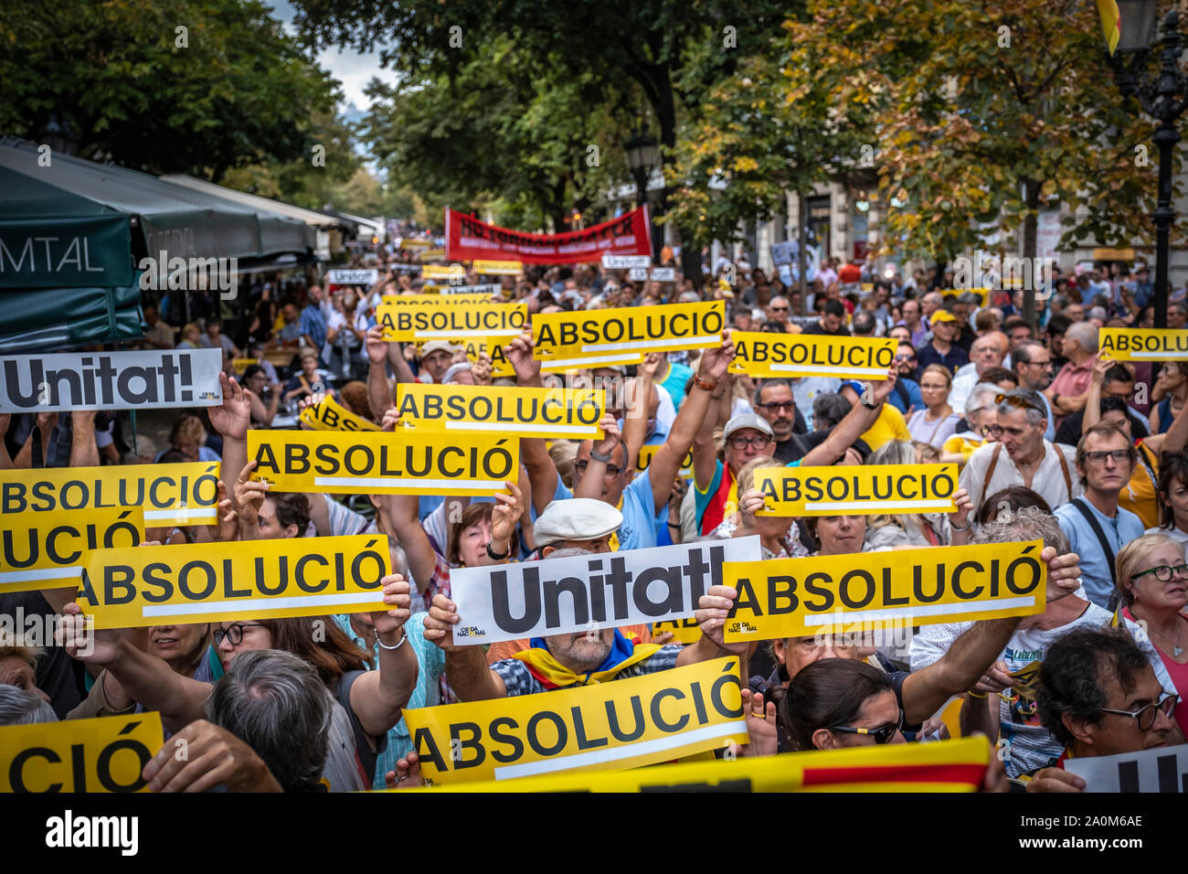 Barcelona, Spain. 20th Sep, 2019. A crowd of demonstrators show placards calling for the acquittal of Catalan political prisoners during the protest.Summoned by the cultural entity 'mnium hundreds of people remember the 20-N two years ago when the Spanish Civil Guard police, registered the headquarters of the economy of Catalonia. The 20-N concentrations were part of the accusation in the trial of Catalan politicians currently in prison and still awaiting sentencing. Credit: SOPA Images Limited/Alamy Live News Stock Photo