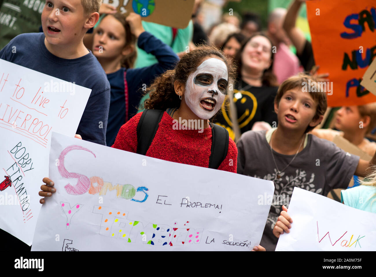 Granada, Spain. 20th Sep, 2019. Children hold placards while chanting slogans during the demonstration.More than five hundred people have gathered in Granada during the “Friday for Future” protest to ask for a state of climatic emergency to be declared. Credit: SOPA Images Limited/Alamy Live News Stock Photo