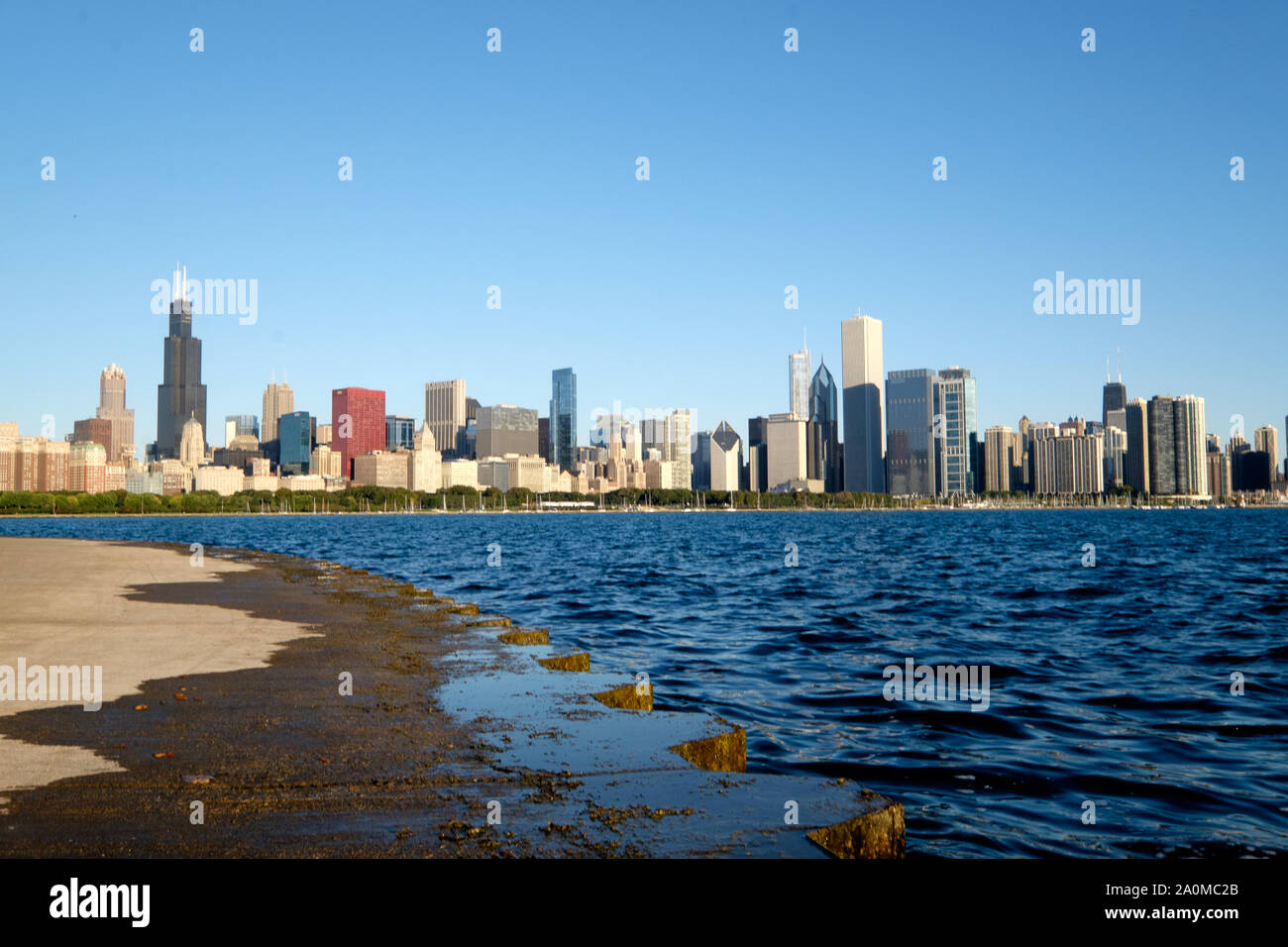 Chicago skyline lake michigan hi-res stock photography and images - Alamy