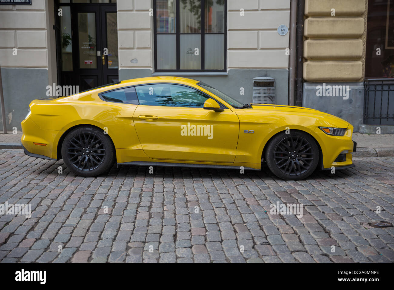 Yellow ford mustang hi-res stock photography and images - Alamy