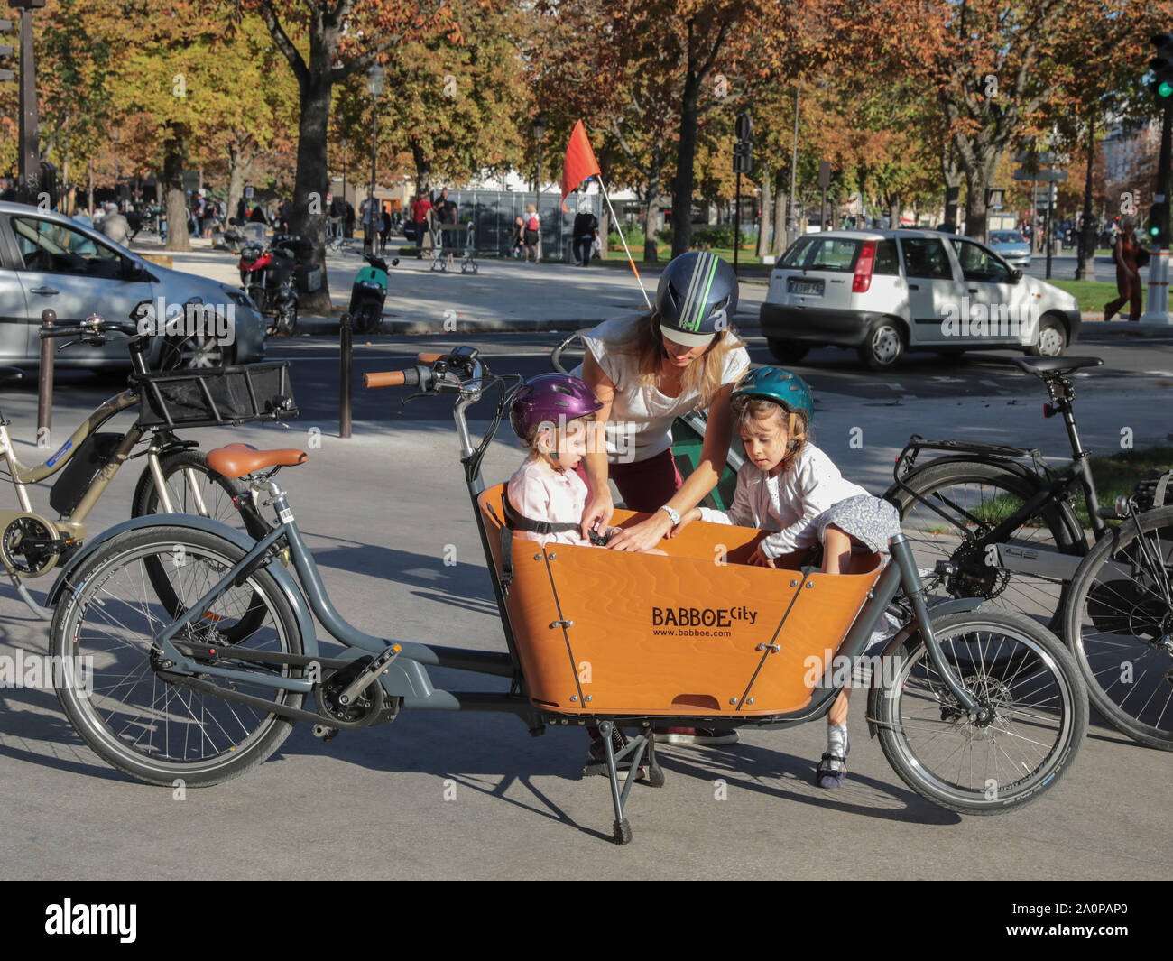 CARGO BIKES ARE CHANGING THE URBAN LANDSCAPE IN PARIS Stock Photo - Alamy