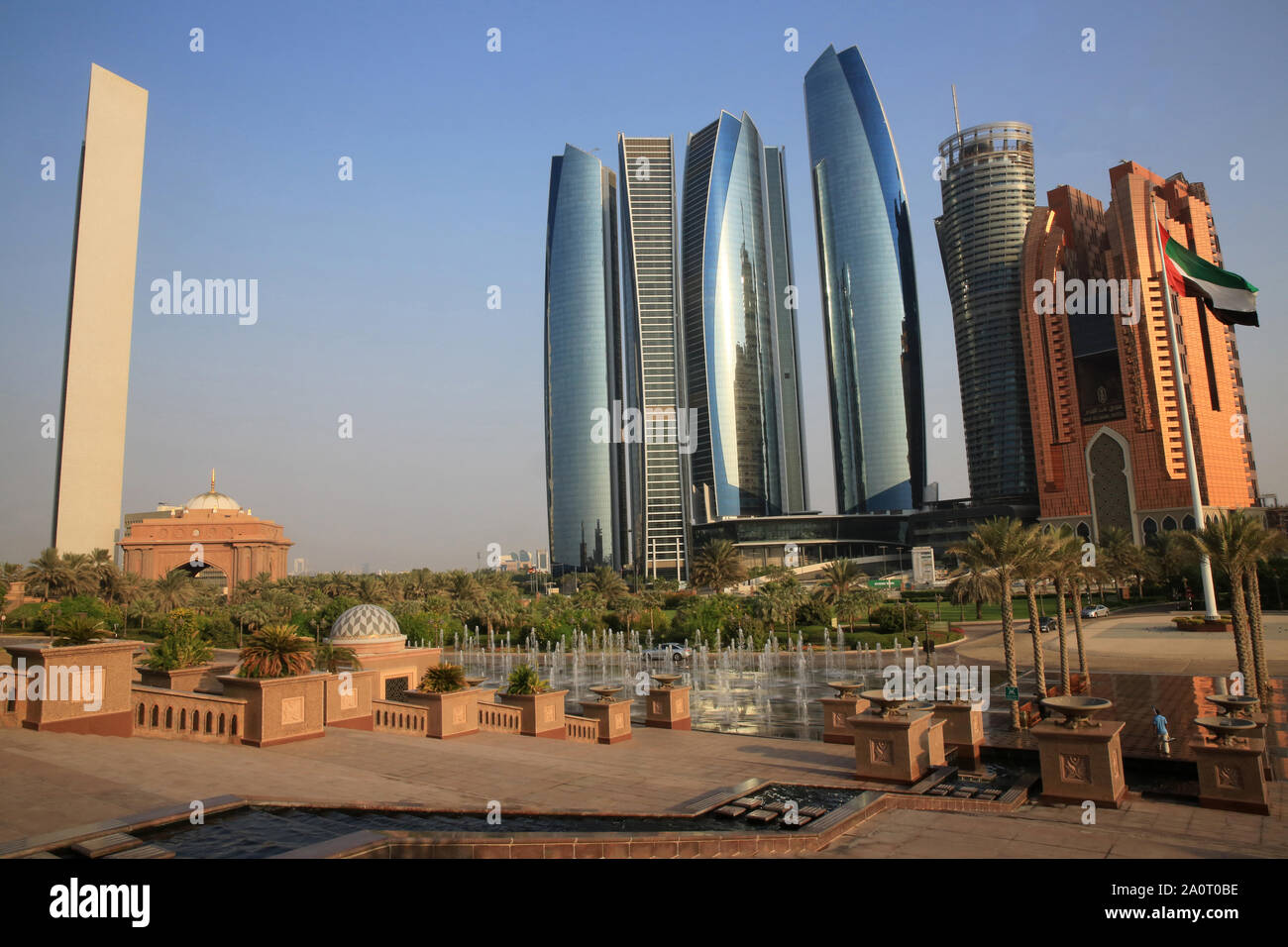 Le quartier général d'ADNOC. Les tours Etihad. Etihad Towers viewed over the fountains of the Emirates Palace Hotel. Jumeirah. 2007-2011. Abou Dhabi. Stock Photo