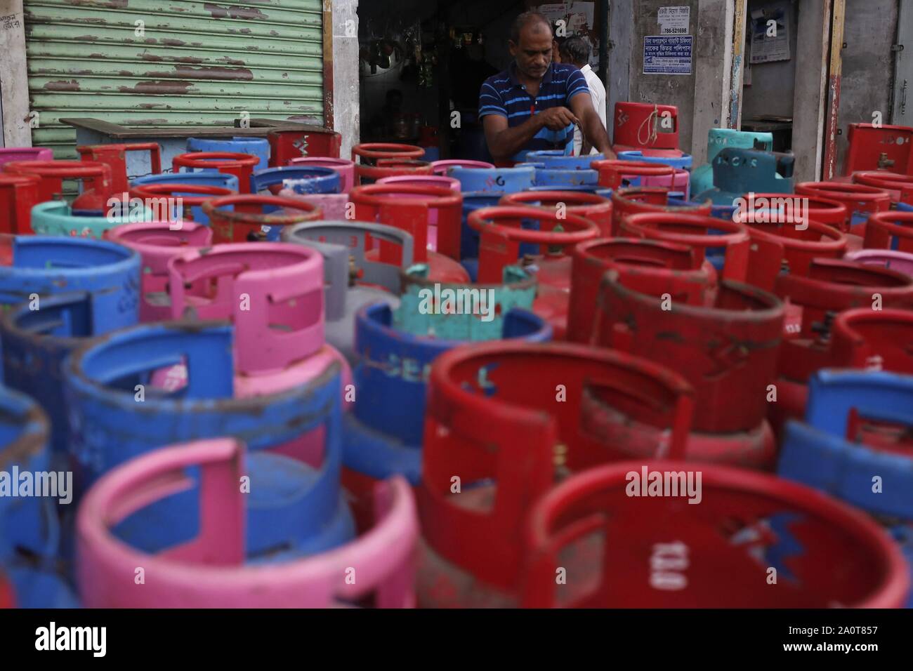 Dhaka Bangladesh 21st Sep 2019 A Worker Arranges Lpg Gas