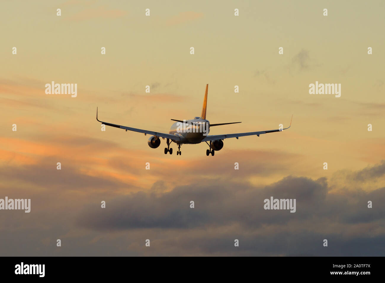 Aeroplane flies into sky hi-res stock photography and images - Alamy