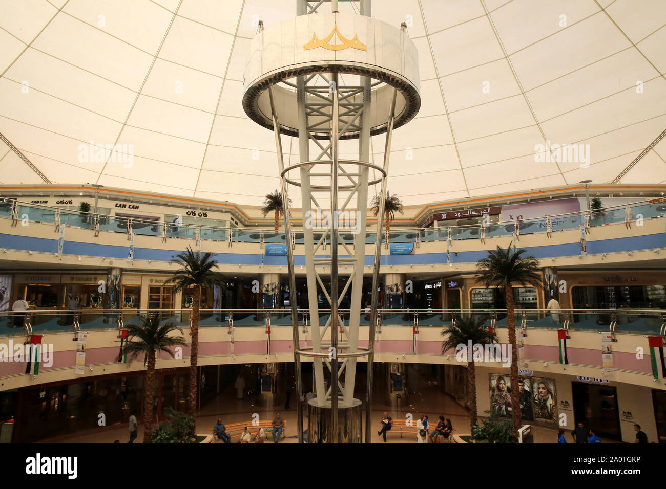 Internal steam fountain in main atrium. Interior of Marina Mall Shopping Centre. 2001. Abou Dhabi. Emirats Arabes Unis. Stock Photo