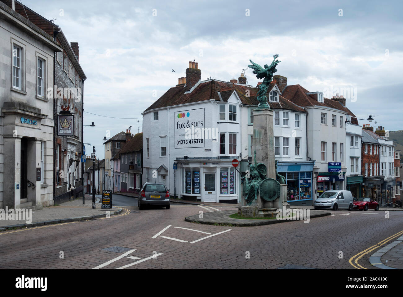 Lewes High Street and Memorial. Lewes, East Sussex, England Stock Photo