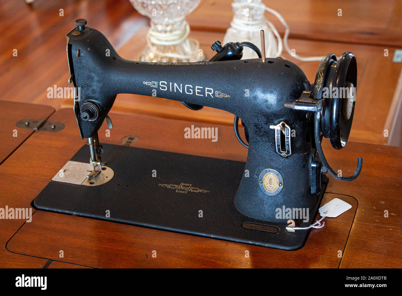 Vintage Singer foot-operated sewing machine - Davie, Florida, USA Stock Photo