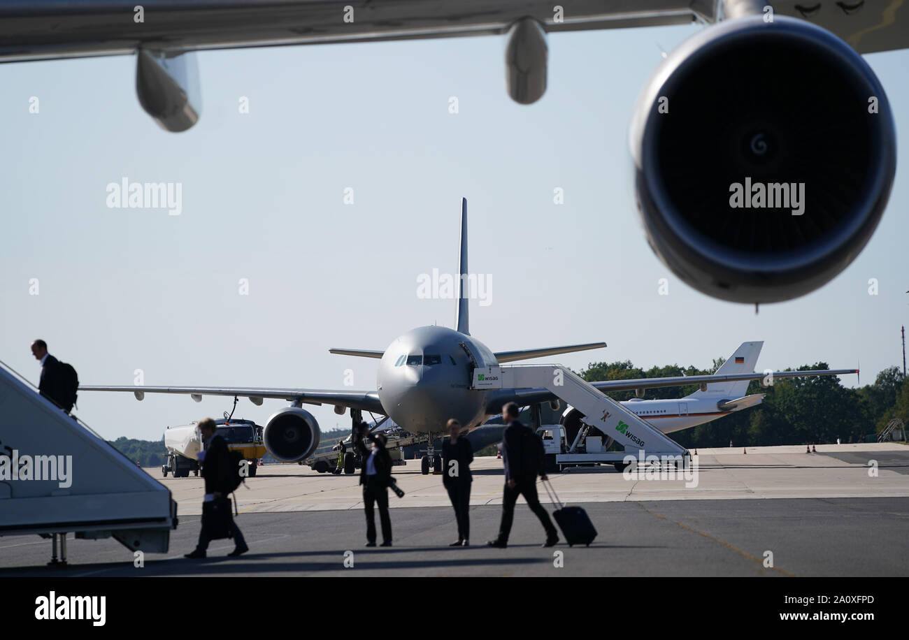22 September 2019, Berlin: People get into an Airbus 340 of the air force at Tegel airport, military part, in front of a troop transporter, Airbus A310, of the air force. The Chancellor travels with the Airbus A340 to New York to the USA for the UN climate summit and the Minister of Defence flies to Washington shortly afterwards for political talks with the A310. Photo: Kay Nietfeld/dpa Stock Photo