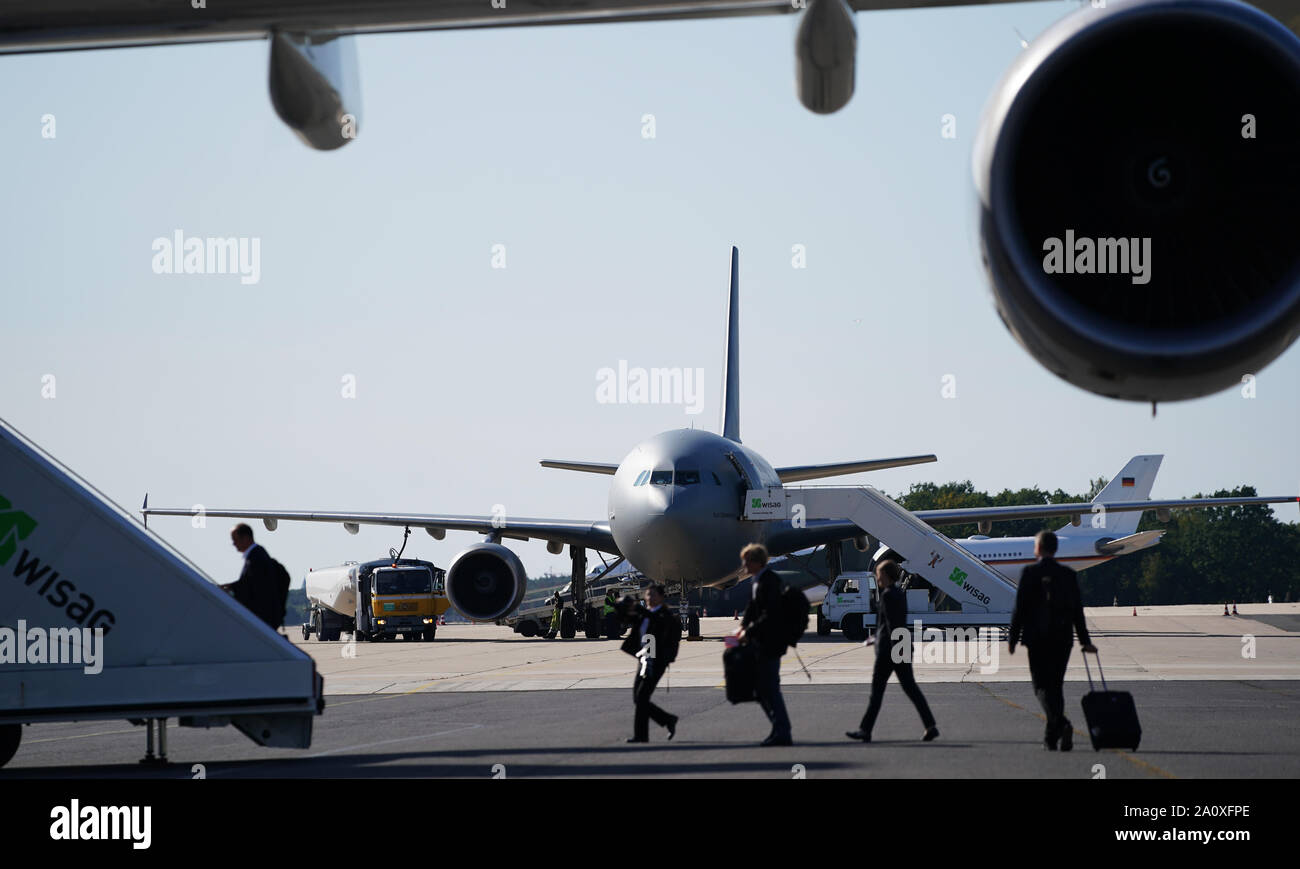 22 September 2019, Berlin: People get into an Airbus 340 of the air force at Tegel airport, military part, in front of a troop transporter, Airbus A310, of the air force. The Chancellor travels with the Airbus A340 to New York to the USA for the UN climate summit and the Minister of Defence flies to Washington shortly afterwards for political talks with the A310. Photo: Kay Nietfeld/dpa Stock Photo