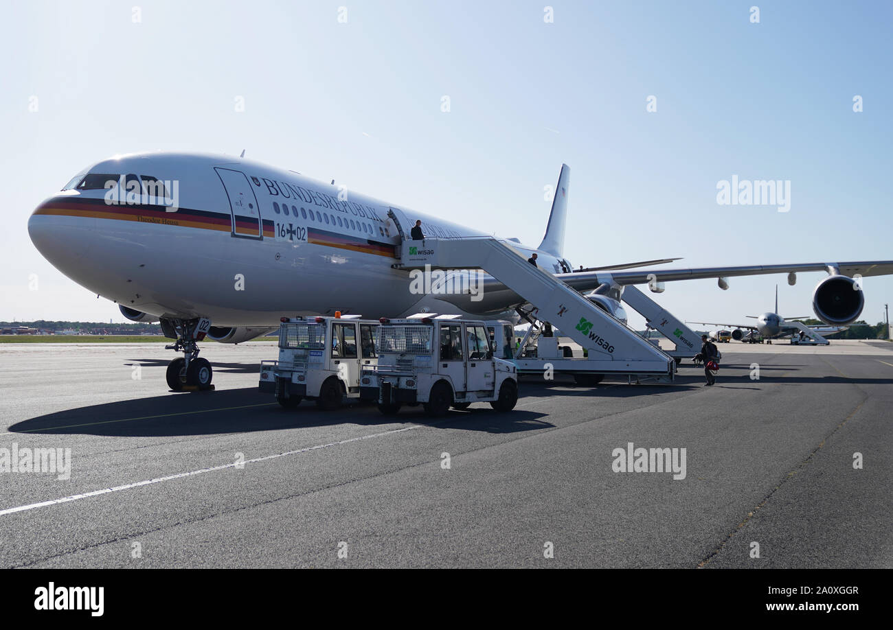Germany. 22nd Sep, 2019. An Airbus 340 of the Luftwaffe (l) stands at Tegel airport, military part, in front of a troop transporter, Airbus A310, of the Luftwaffe. The Chancellor travels with the Airbus A340 to New York to the USA for the UN climate summit and the Minister of Defence flies to Washington shortly afterwards for political talks with the A310. Credit: Kay Nietfeld/dpa/Alamy Live News Stock Photo
