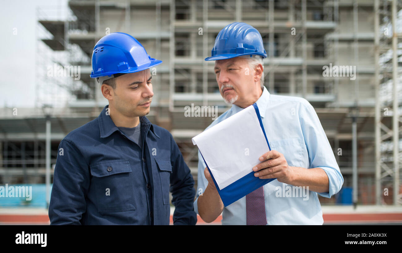 Supervisor explaining work hi-res stock photography and images - Alamy