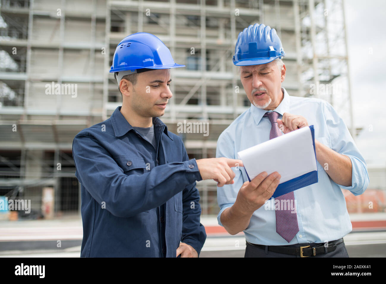 Supervisor explaining work hi-res stock photography and images - Alamy