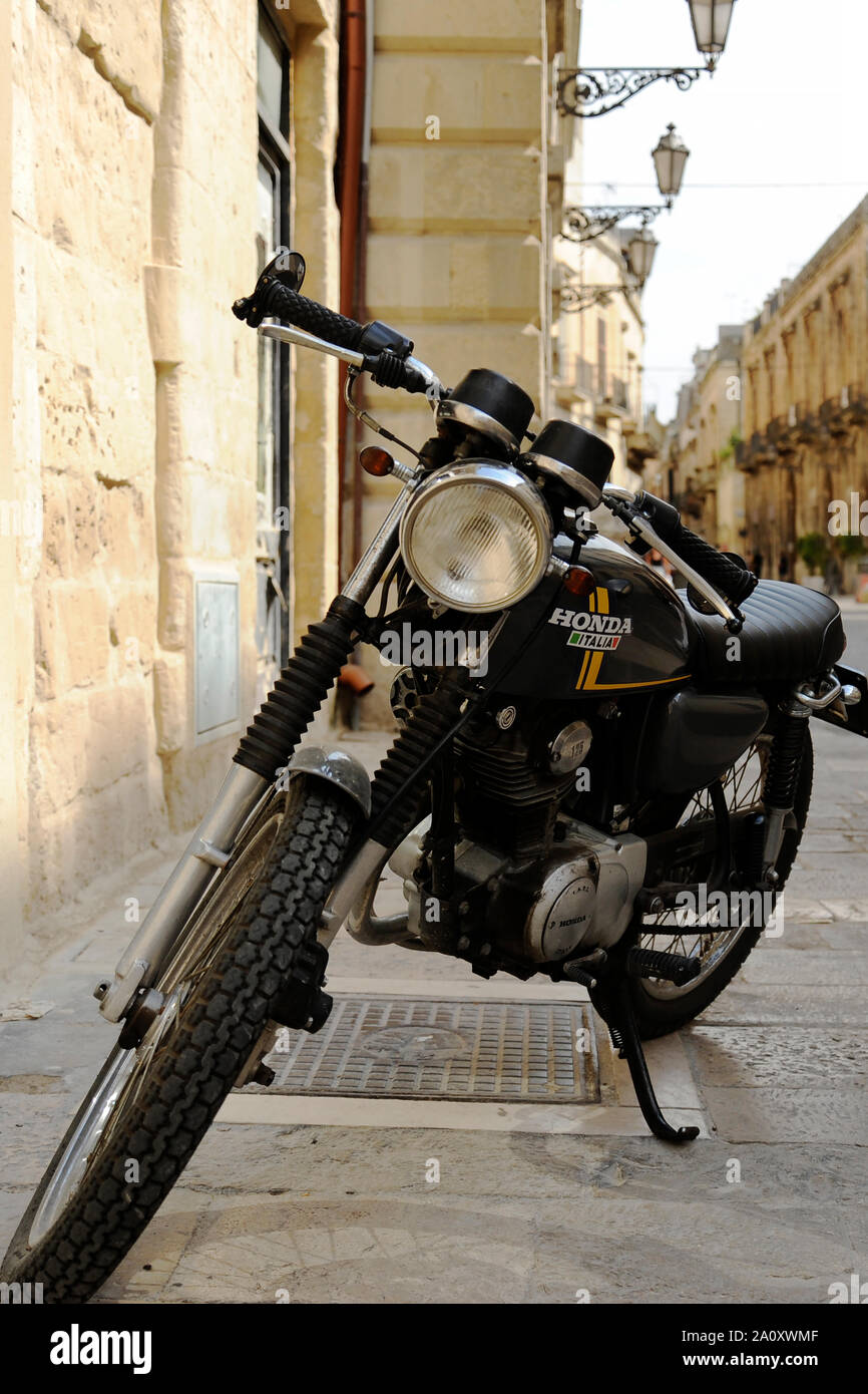 Black Honda 400 Motorcycle Standing In The Street Of Old Italian Town Lecce Apulia Italy Stock Photo Alamy Black Honda 400 Motorcycle Standing In The Street Of Old Italian Town Lecce Apulia Italy Stock Photo Alamy
