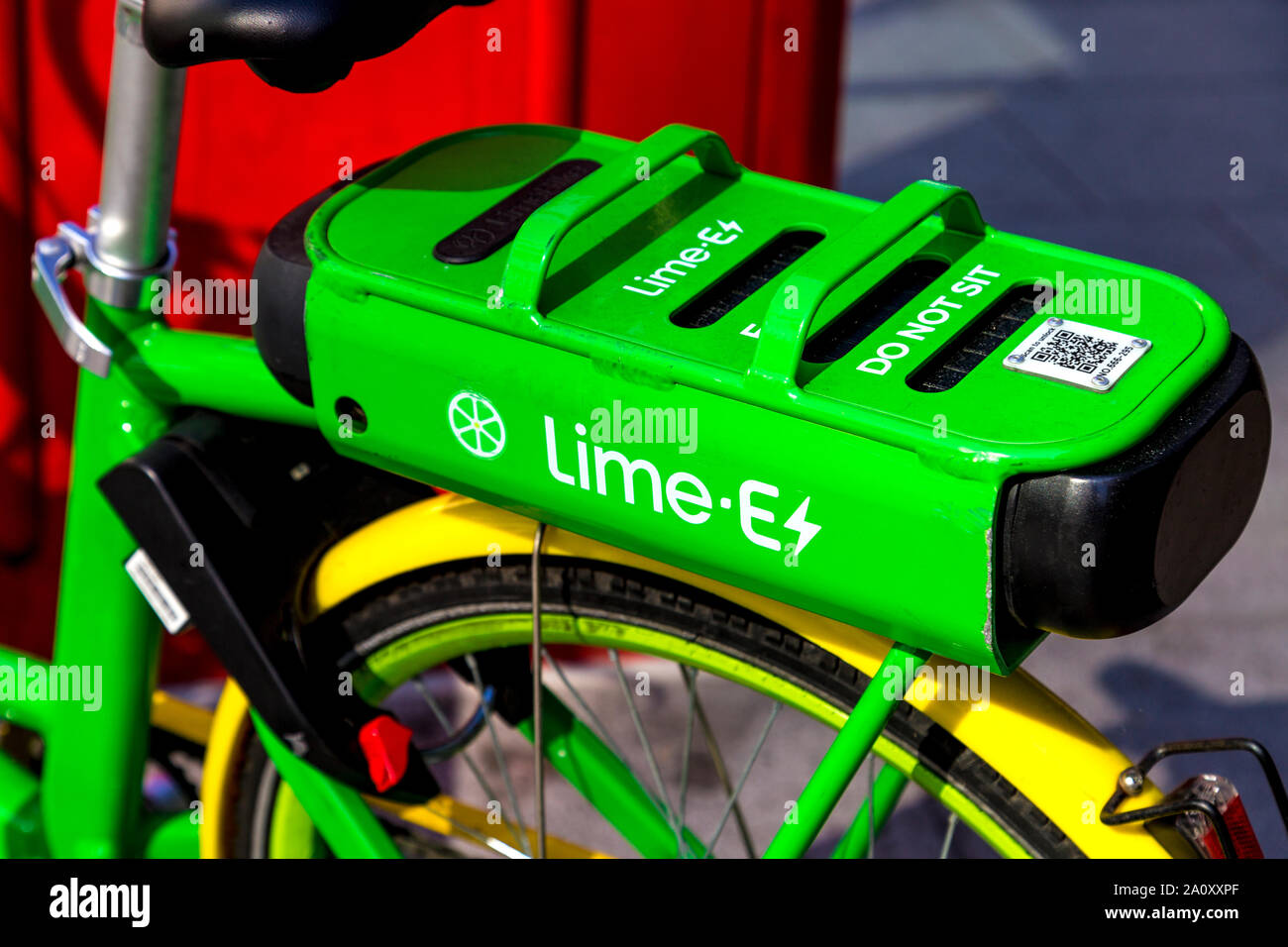 Close-up of a dockless Lime-E bicycle, GPS-enabled bike hire scheme in London, UK Stock Photo